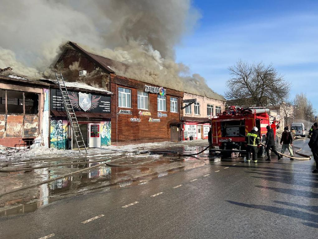 Прокуратура проведет проверку в связи с крупным пожаром в торговом центре Кузнецка