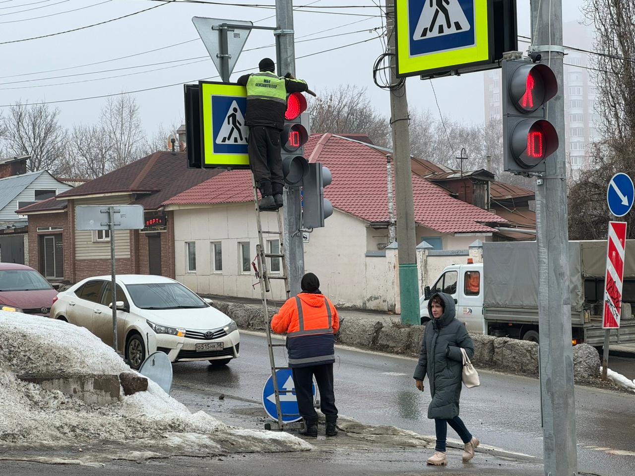 На перекрестке улиц Володарского и Кураева в Пензе вернули светофорное регулирование