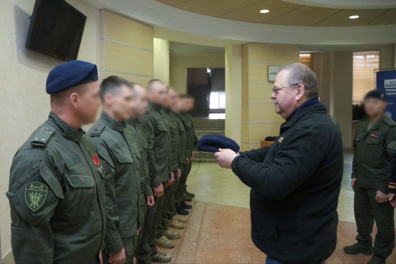 Пензенский губернатор вручил береты бойцам СОБР «Агат»