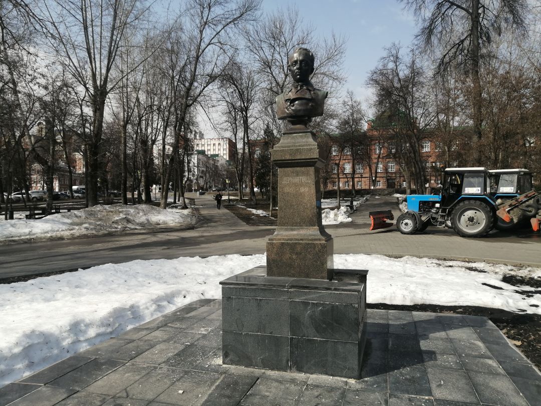 Памятник Лермонтову в одноименном сквере в Пензе содержат с нарушениями
