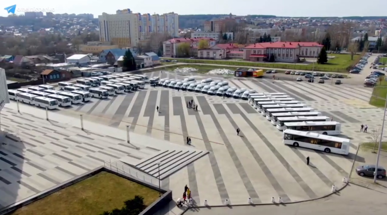 Пензенский губернатор вручил ключи от 79 новых автобусов для районов