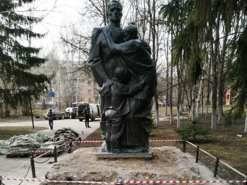 В Пензе приступили к реконструкции основания памятника «Проводы»