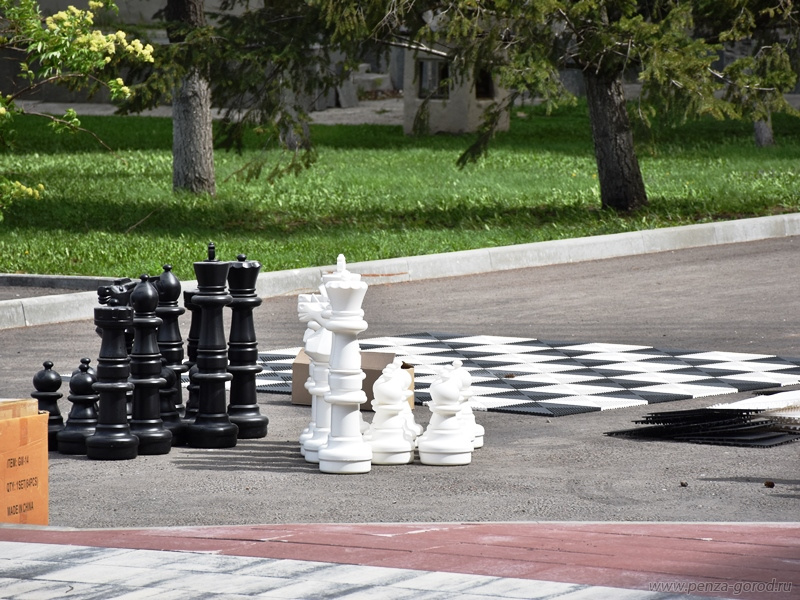 Пензенцы снова могут сыграть в большие шахматы у здания мэрии