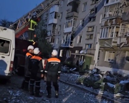 Пензенские спасатели разбирают завалы жилого дома в Токмаке