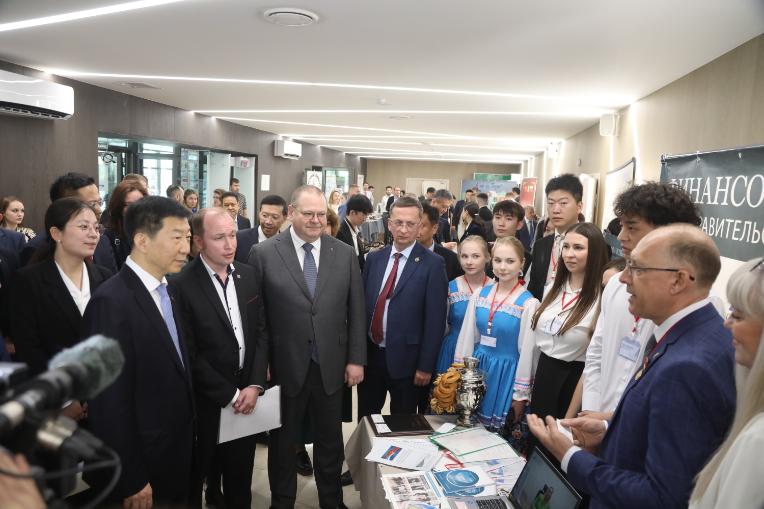 Олег Мельниченко и Чжао Ган посетили бизнес-форум «Пенза – Шэньси: одна нить»