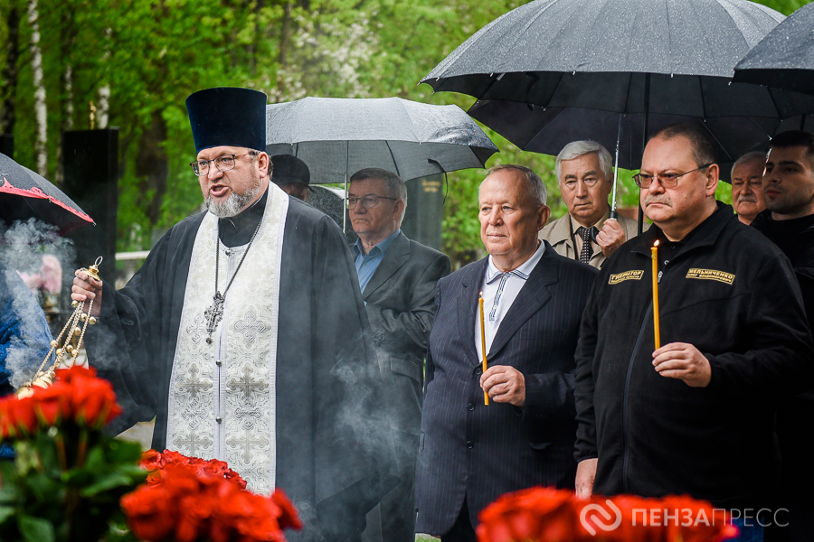 В Пензе возложили цветы к могиле экс-губернатора Пензенской области Василия Бочкарева