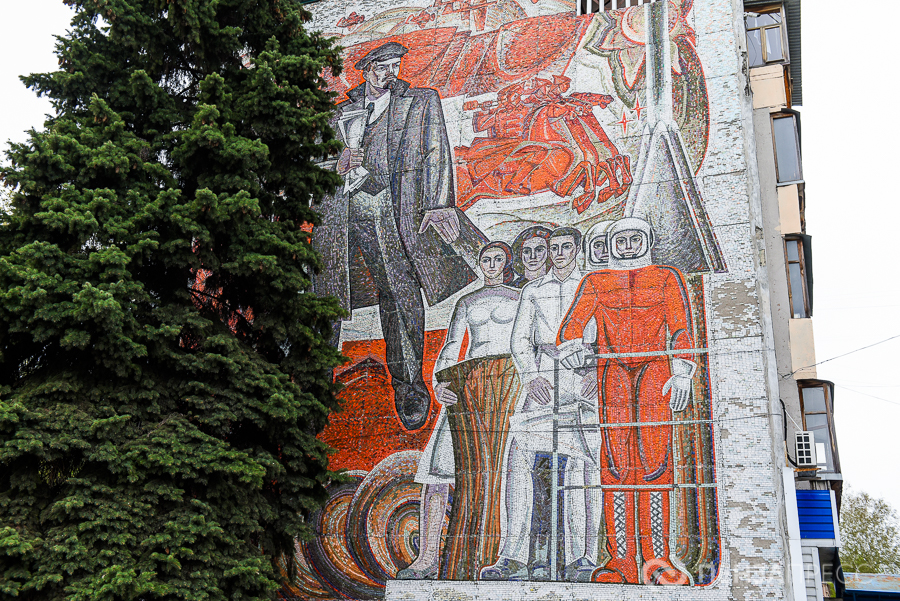 В Пензе на улице Карпинского завершили реставрацию мозаичного панно