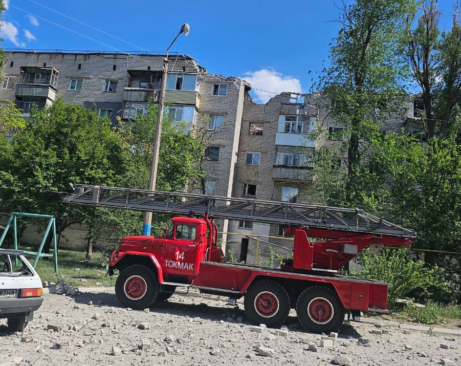 Пензенские спасатели разбирают завалы после попадания снаряда в дом в Токмаке