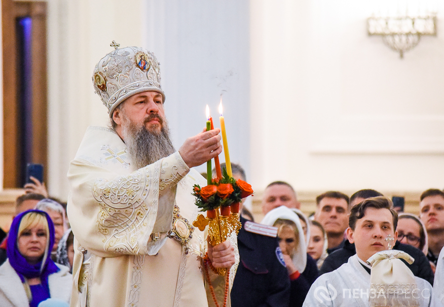 В Спасском кафедральном соборе православные пензенцы приняли участие в пасхальном богослужении