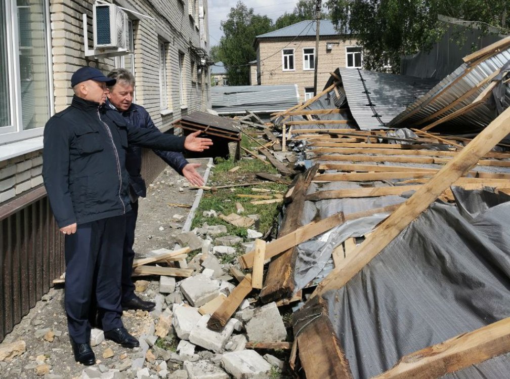 В Земетчино сильный ветер повредил крышу районной больницы