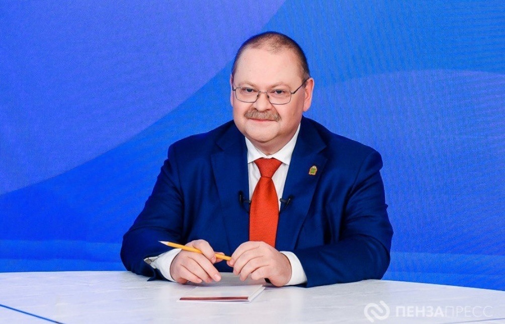 Губернатор Олег Мельниченко поздравил полпреда президента в ПФО Игоря Комарова с юбилеем