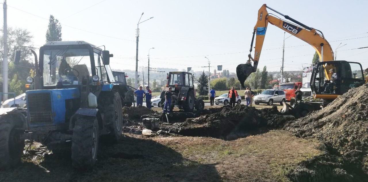 На улице Карпинского в Пензе второй день устраняют утечку на водопроводе