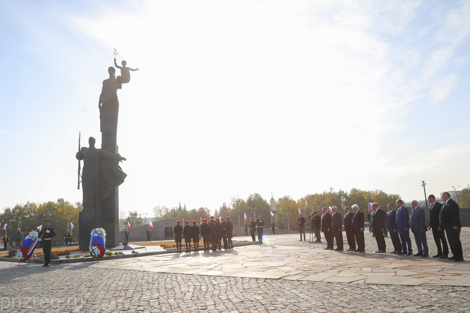 Сенаторы возложили цветы к монументу воинской и трудовой Славы пензенцев