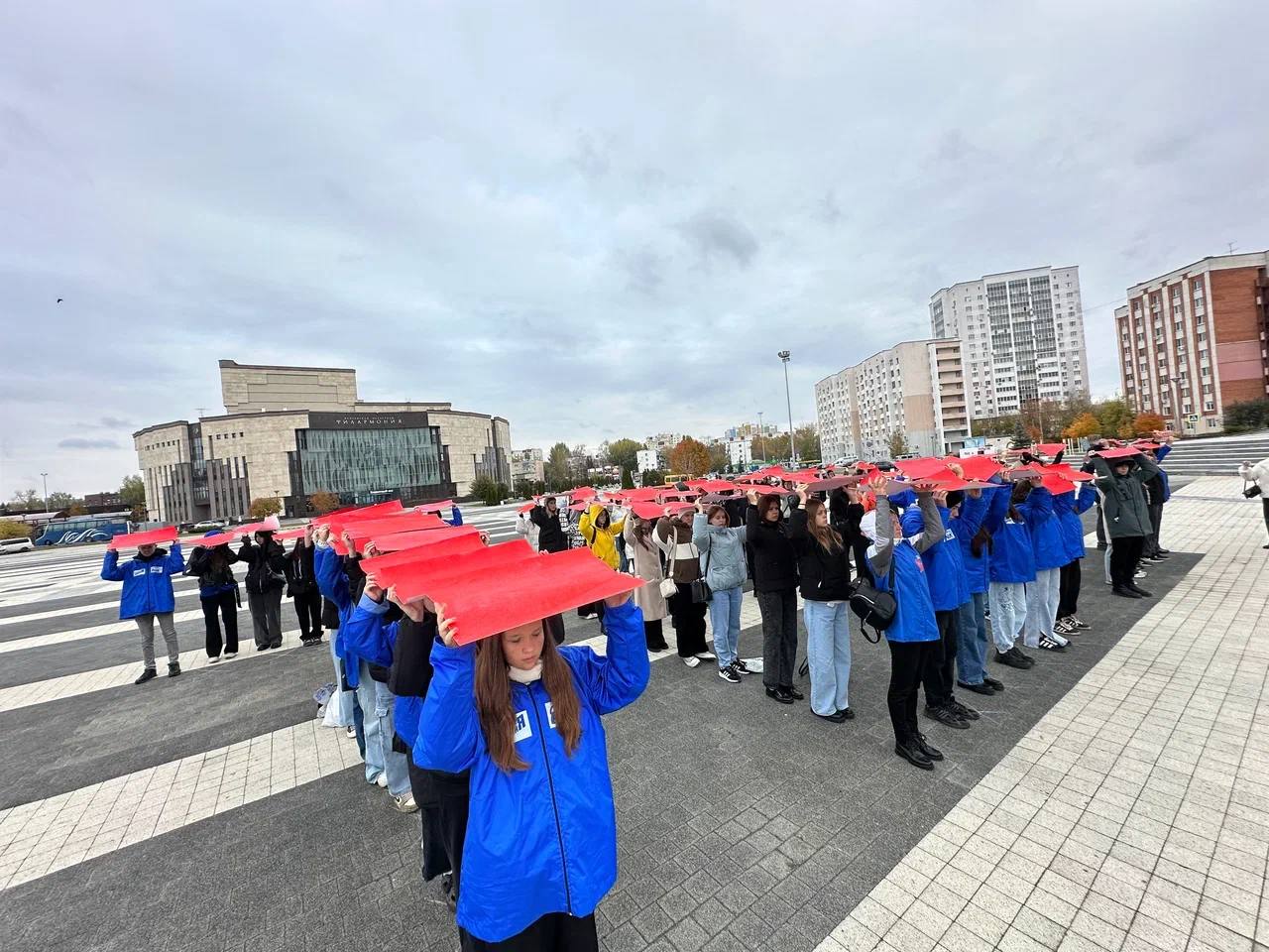 Более 200 пензенских активистов «Молодой Гвардии» и «Волонтерской Роты» выстроились в форме слова «Отечество»