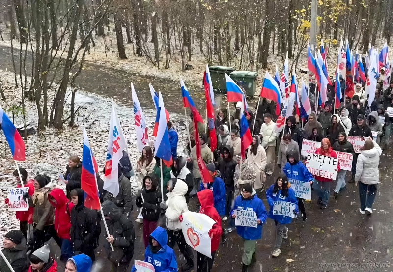 На Олимпийской аллее в Пензе открылась выставка фотографий «Россия – Пенза – Донбасс»