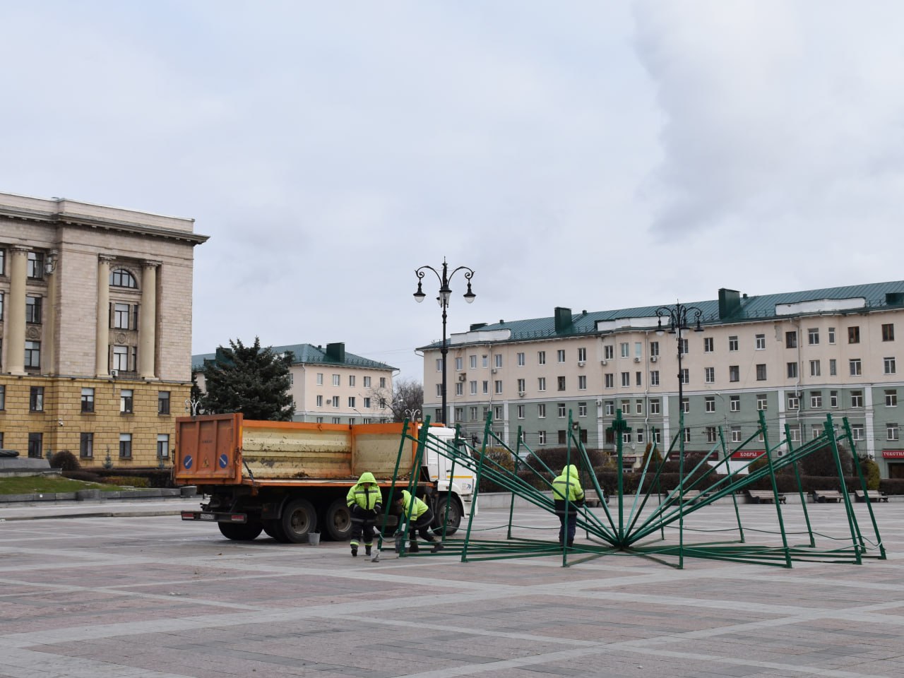 На площади Ленина в Пензе началась установка главной новогодней елки