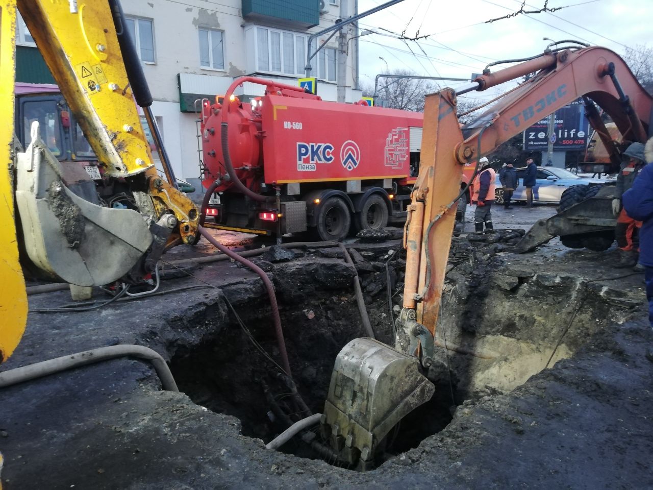 В Пензе с воскресенья устраняют утечку на перекрестке улиц Суворова и Плеханова