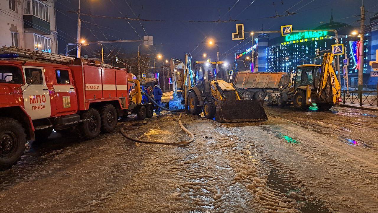 В центре Пензы из-за утечки изменена схема движения общественного транспорта