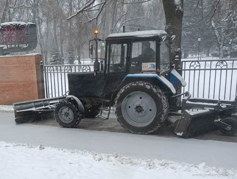 В Пензе последствия снегопада устраняют 130 коммунальщиков