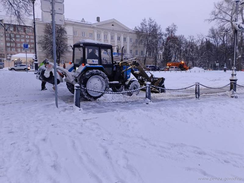 Ночью улицы Пензы чистили более 80 спецмашин