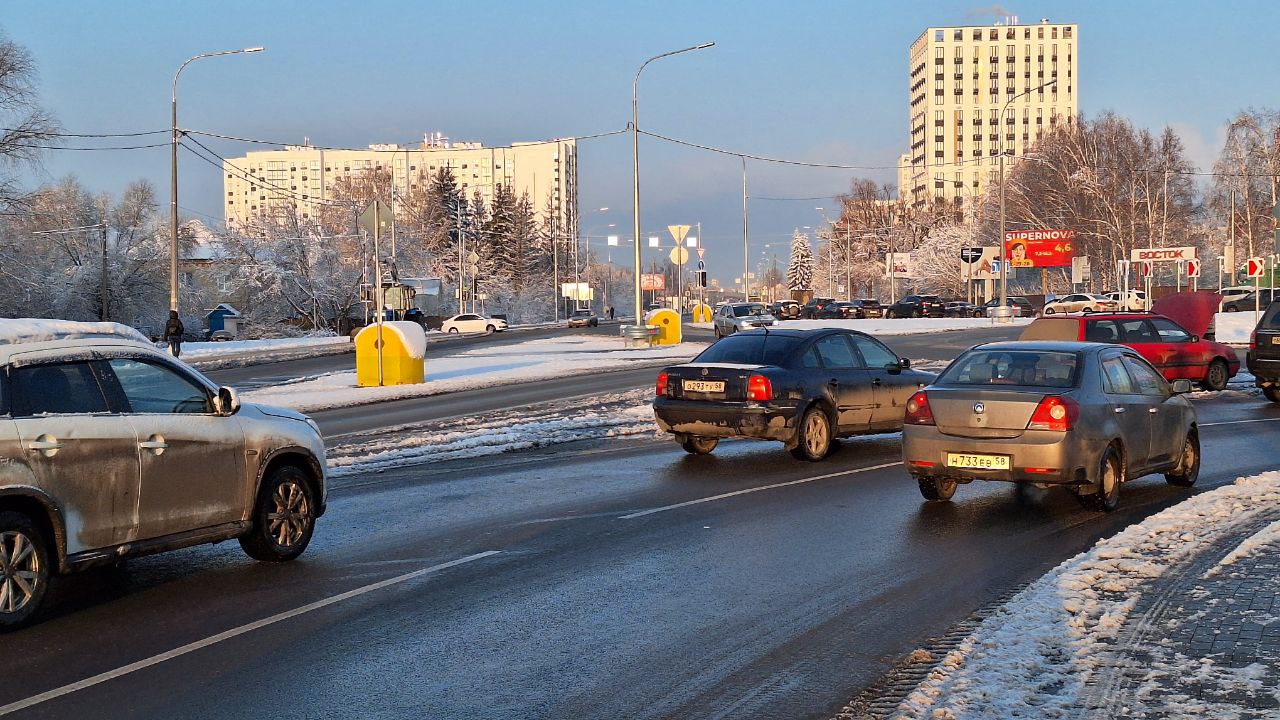 В Пензе на транспортной развязке улиц Антонова и Измайлова запустили работу светофора в тестовом режиме