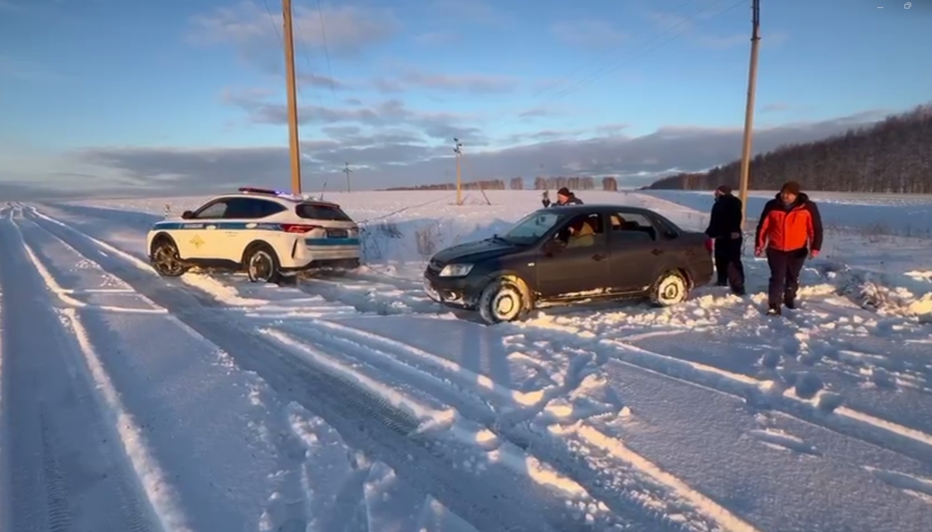 В Лунинском районе сотрудники ДПС вытащили застрявший в снегу автомобиль