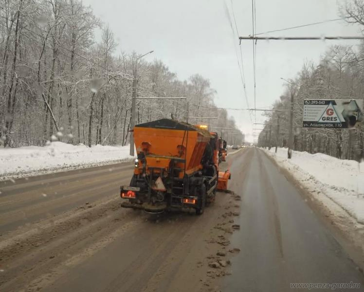 В Пензе с последствиями снегопада борются 90 коммунальщиков