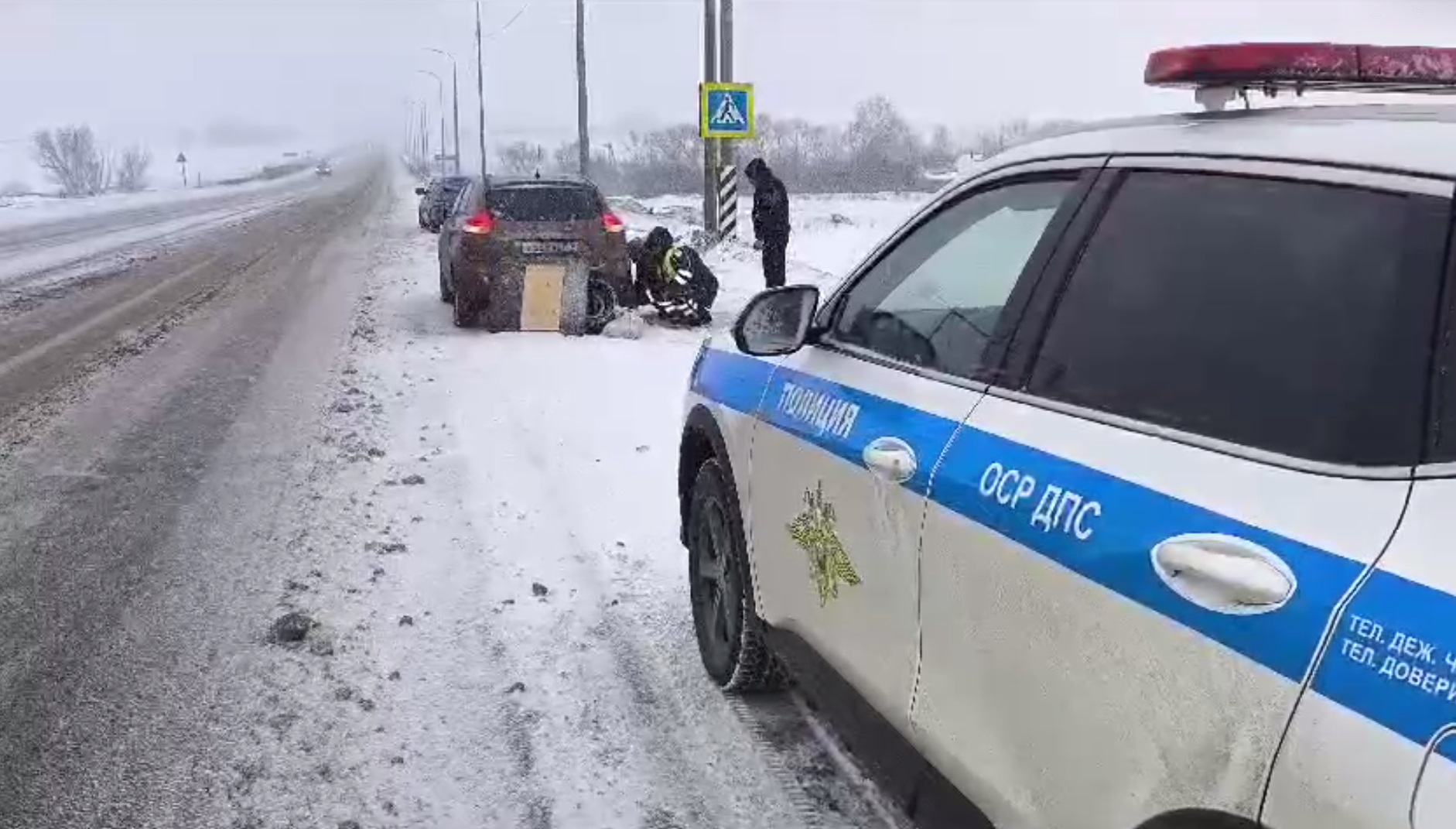 Пензенские автоинспекторы помогли водителю с пробитым колесом