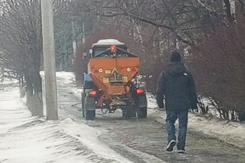 В Пензе с гололедом борются 130 коммунальщиков