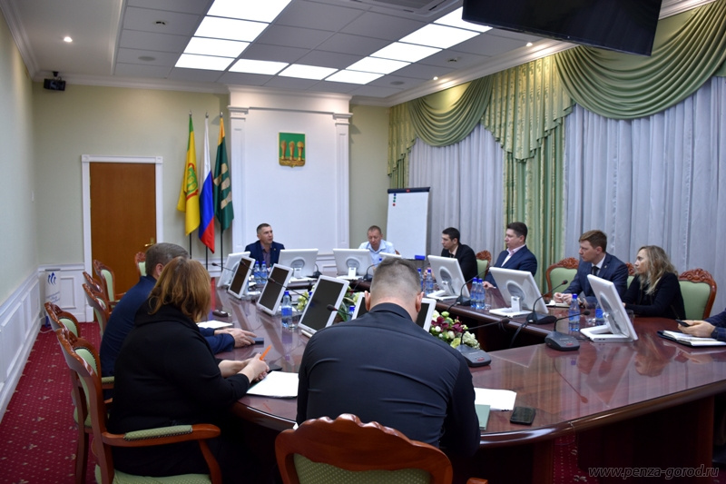 В Пензе основные силы коммунальщиков брошены на борьбу с гололедом и расчистку ливневок