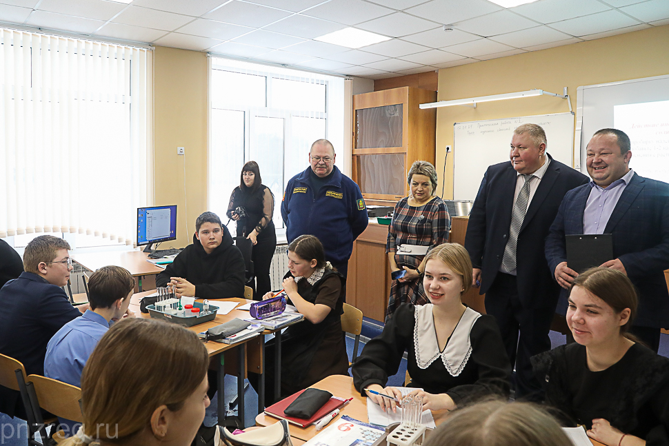 Пензенский губернатор осмотрел спортклуб, ДК, школу и детский сад в Русском Камешкире