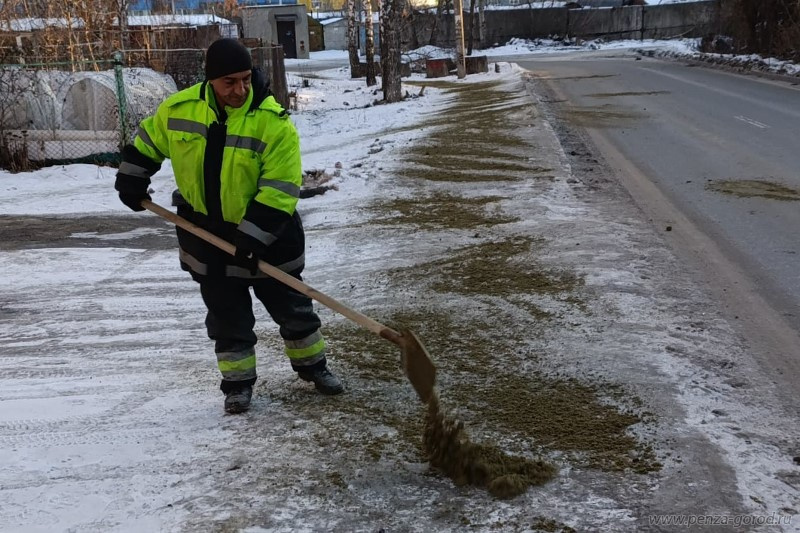 В Пензе круглосуточно обрабатывают скользкие улицы