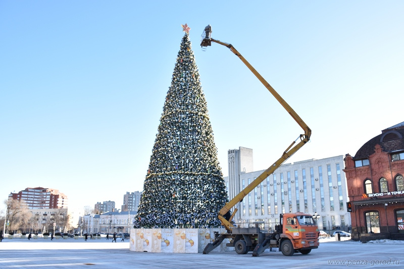 На площади Ленина в Пензе начался демонтаж елки