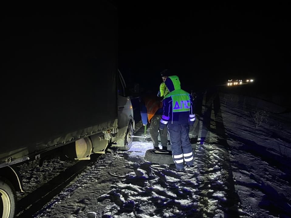 В Нижнеломовском районе инспекторы ДПС помогли водителю без запасного колеса