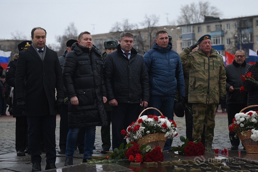 В День разгрома фашистских войск в Сталинградской битве в Пензе возложили цветы к Монументу воинской и трудовой славы