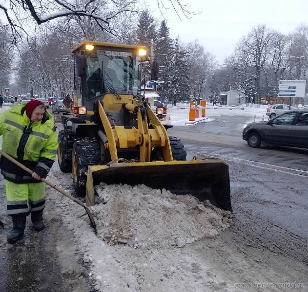 Пензенские коммунальщики за ночь вывезли 2 400 кубометров снега