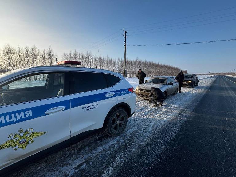 Пензенские инспекторы ДПС отбуксировали заглохшую на трассе «Приору»