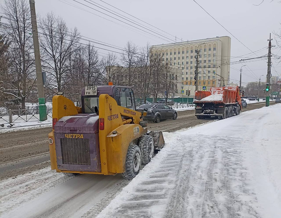 Глава Пензы Олег Денисов проверил  расстановку снегоуборочной техники и рабочей силы