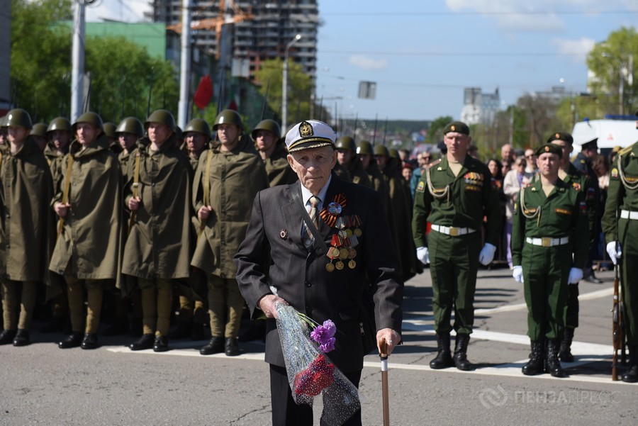 У монумента воинской и трудовой Славы пензенцев отметили День Победы