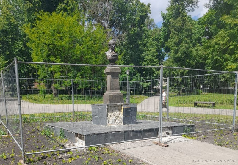 В Пензе отремонтируют основание памятника Лермонтову