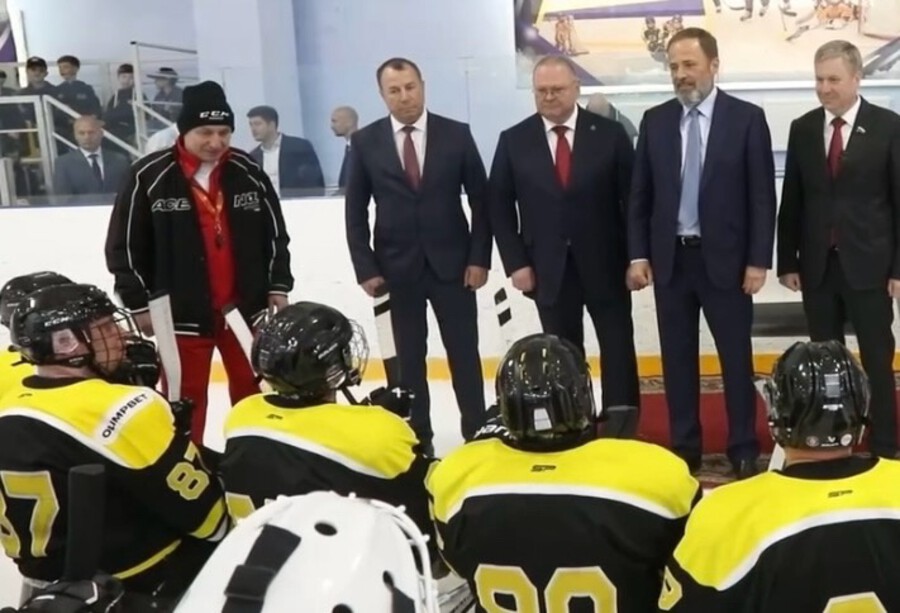 Губернатор Олег Мельниченко и полпред президента РФ в ПФО Игорь Комаров посетили матч пензенских следж-хоккеистов