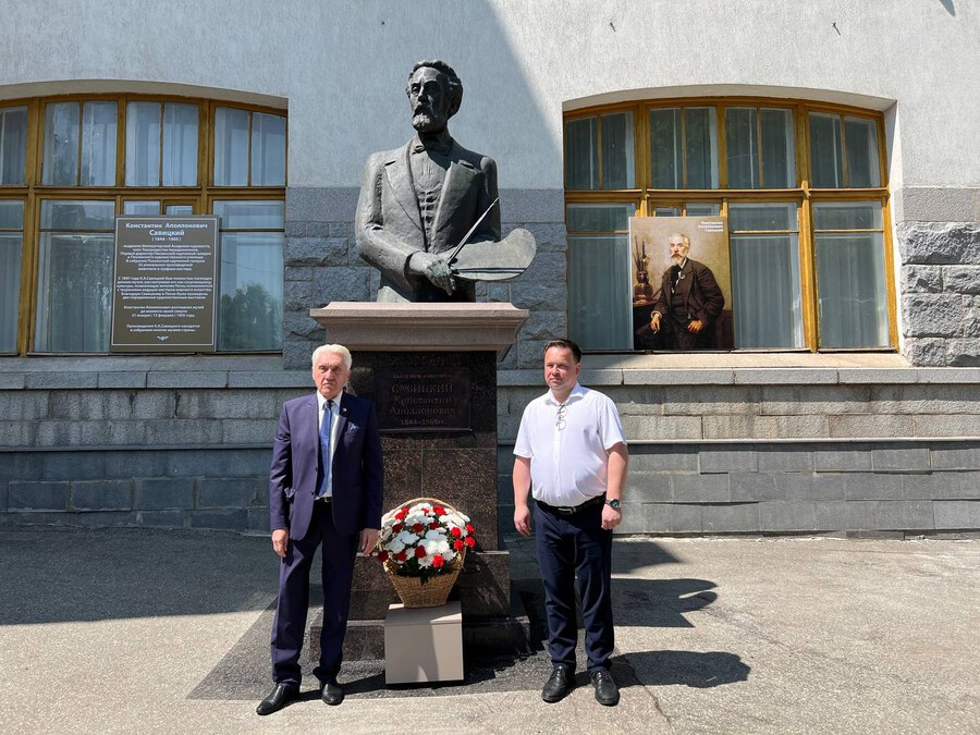 У входа в здание пензенской картинной галереи открыли памятник Константину Савицкому