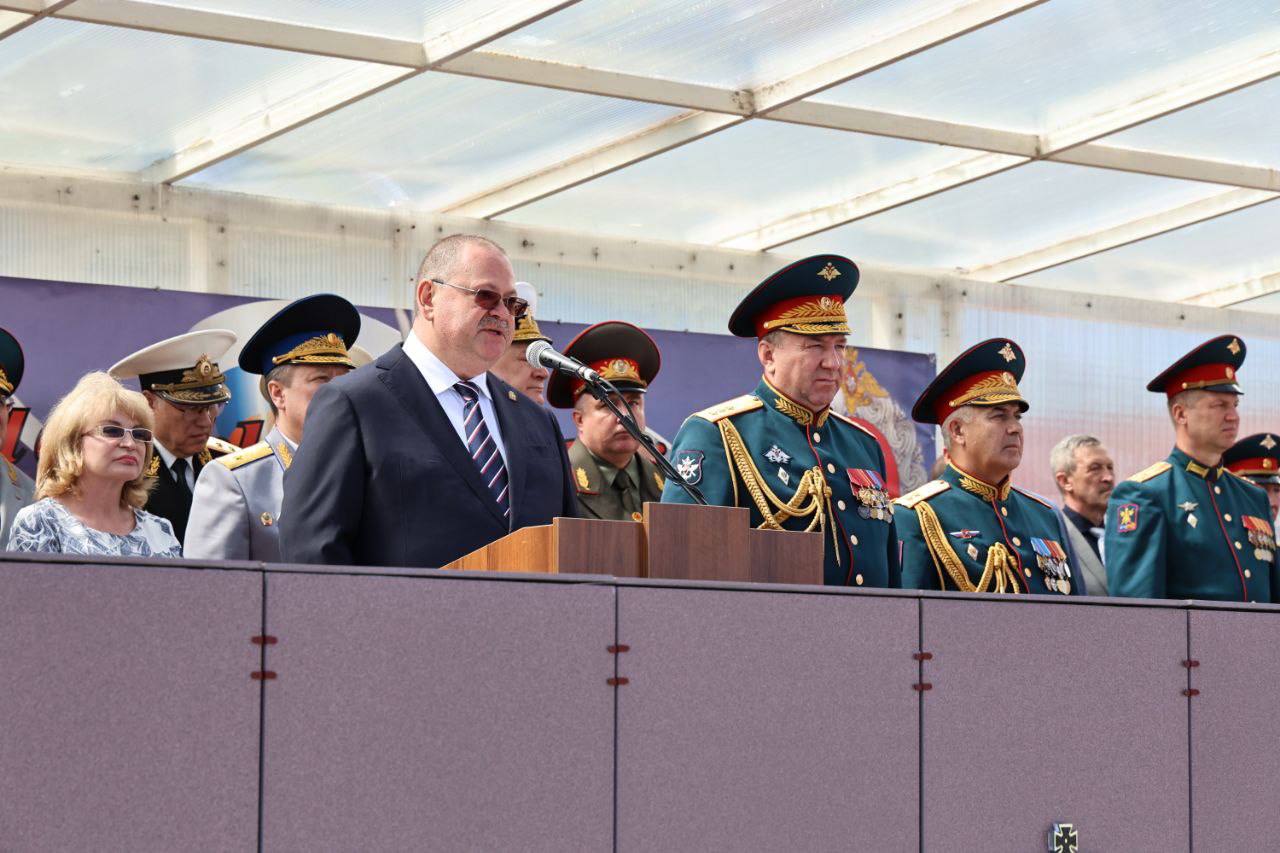 Губернатор Олег Мельниченко поздравил выпускников Военной академии имени А.В. Хрулева во время визита в Санкт-Петербург