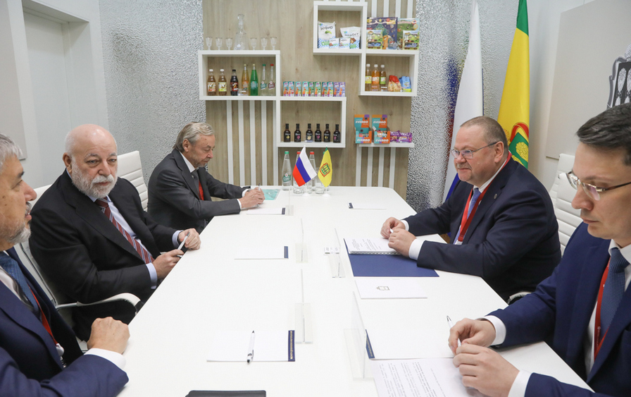 Губернатор Олег Мельниченко на ПМЭФ встретился с руководителями ресурсоснабжающих компаний