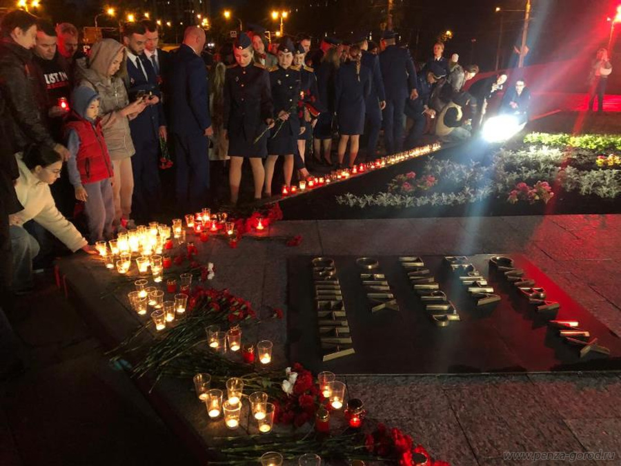 В Пензе у Монумента воинской и трудовой Славы прошла акция «Свеча памяти»