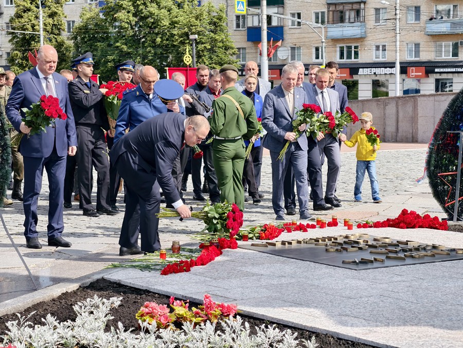 Губернатор Олег Мельниченко в День памяти и скорби возложил цветы к Монументу воинской и трудовой Славы