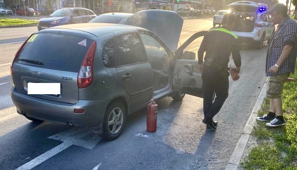 В Пензе инспекторы ДПС помогли потушить автомобиль