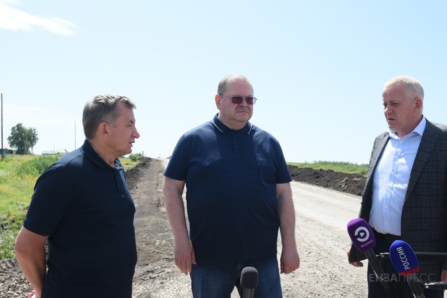 Ремонт домов и дорог, модернизация библиотеки: Губернатор Олег Мельниченко прибыл в Тамалу