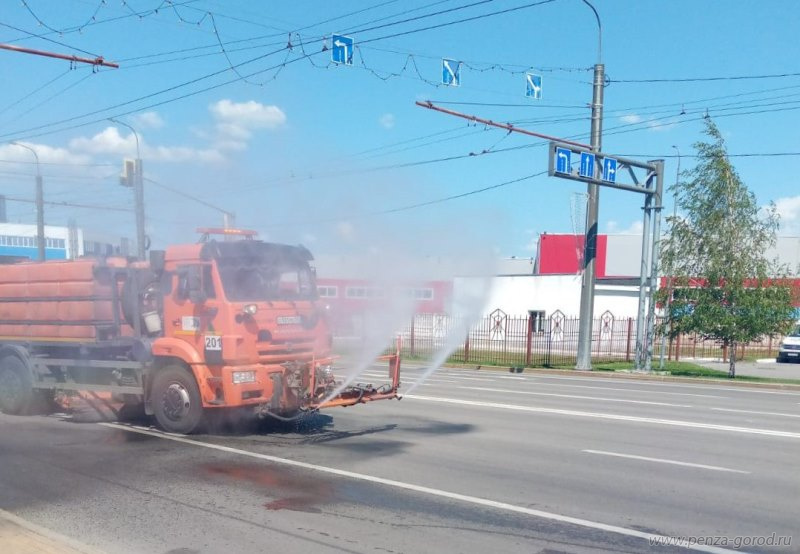В Пензе станут чаще поливать дороги из-за жары