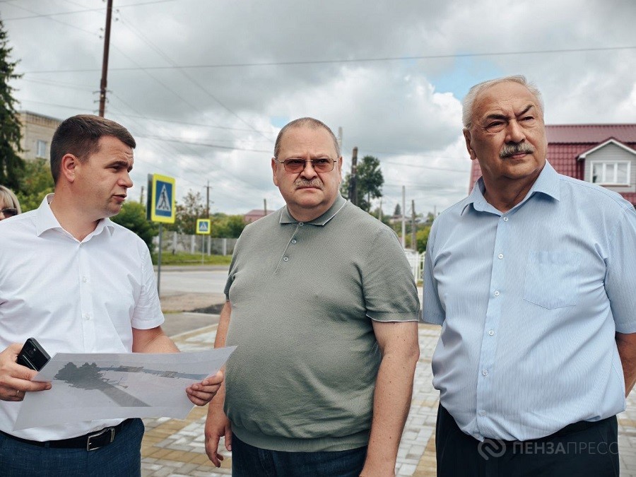 Губернатор Олег Мельниченко осмотрел сквер, бумажную фабрику, сельхозпредприятие и дороги в Городищенском районе
